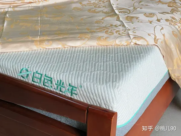 别再乱买床垫!一张好床垫对睡眠的真实影响!家用床垫推荐:白色光年M1床垫实测分享 V2 489351095272883ffd0d5b24758962d3 B