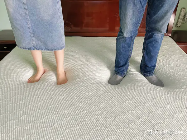 别再乱买床垫!一张好床垫对睡眠的真实影响!家用床垫推荐:白色光年M1床垫实测分享 V2 Be744dbdda84c5d1ffb5d8361897fa99 B